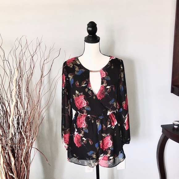 CLOSET CLEAR OUT IS HERE! Acepting all offers 🌺🌺 - Picture 2 of 8